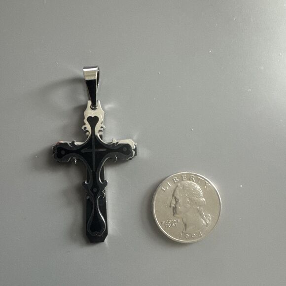 Vintage Silver / Black Tone Graphic Design Cross Pendant 24 Inch Chain Necklace - Picture 3 of 6